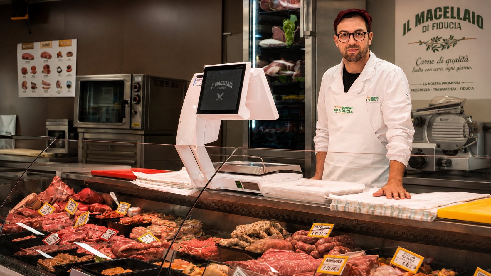 Alessandro Bampi dietro il banco della macelleria Agrinatura a Civezzano